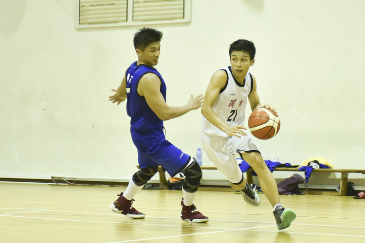 Seow Wei Xuan (NJC #21) dribbling past his defender. (Photo by © Stefanus Ian/Red Sports)