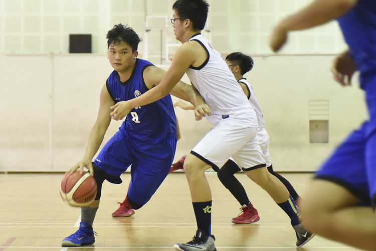 Teo Zhe Kai (MJC #8) dribbling the ball into the paint. (Photo by © Stefanus Ian/Red Sports)