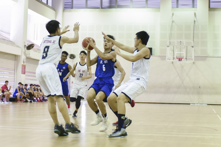 Tiong Chuan Yao (MJC #6) looking for a way past his defenders. (Photo by © Stefanus Ian/Red Sports)