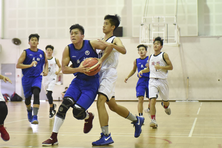 Beckham Lim (MJC #2) powering through into the paint for a lay up. (Photo by © Stefanus Ian/Red Sports)