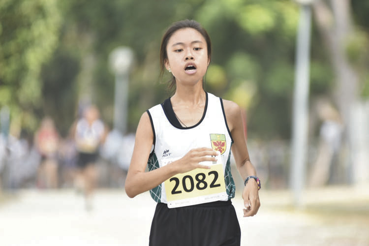 Nicole Fan Ruiling (#2082) of Raffles Institution came in thirteenth with a timing of 16:49 in the A Division Girls. (Photo © Eileen Chew/Red Sports)