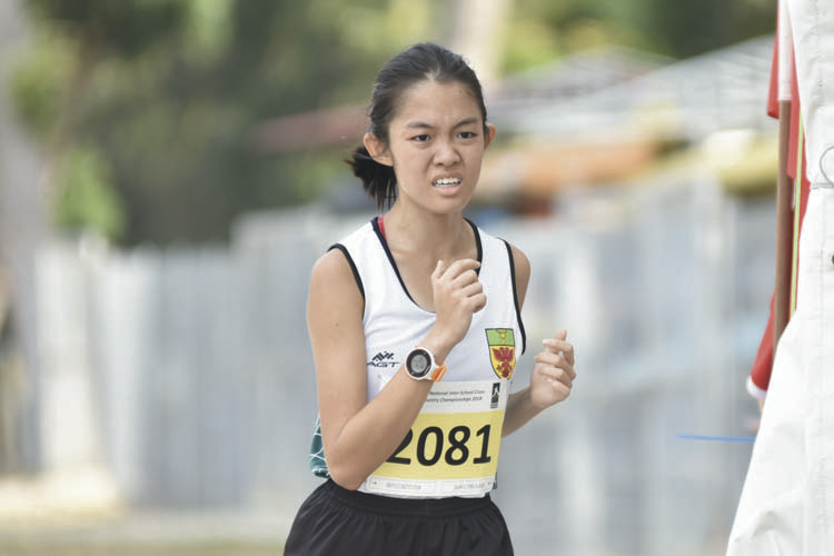Quah Li Ying Elaine (#2081) of Raffles Institution came in third with a timing of 15:51 in the A Division Girls. (Photo © Eileen Chew/Red Sports)