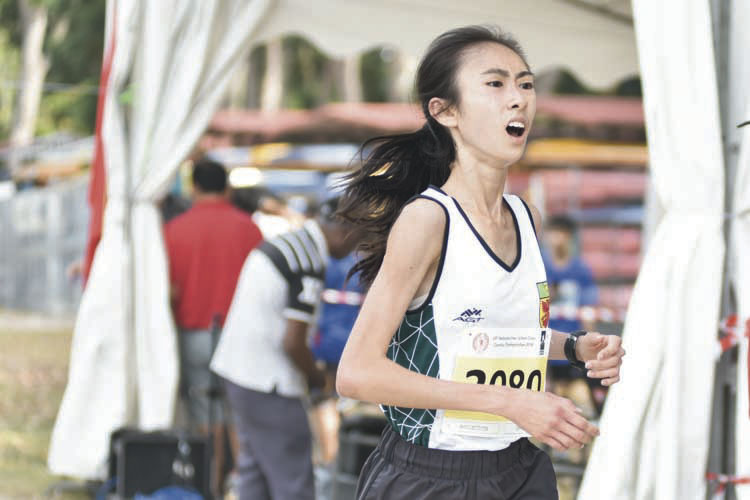 Toh Ting Xuan (#2080) of Raffles Institution came in first with a timing of 14:27 in the A Division Girls. (Photo © Eileen Chew/Red Sports)