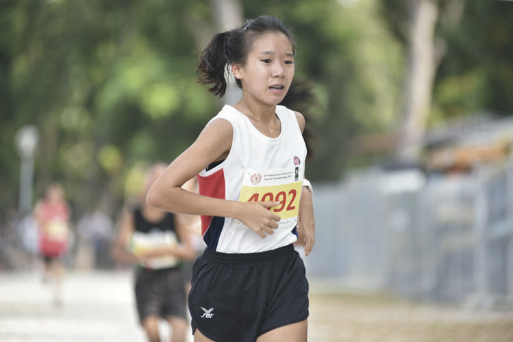 Enastasia Koh Ye (#4092) of Dunman High School came in fourth with a timing of 16:45 in the B Division Girls. (Photo © Eileen Chew/Red Sports)