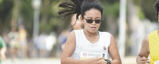 Elizabeth Liau Le Min (#4050) of CHIJ St Nicholas Girls' School came in first with a timing of 15:37 in the B Division Girls. (Photo © Eileen Chew/Red Sports)