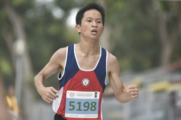 Mervyn Ong Shao Xuan (#5198) of Nan Hua High School came in eleventh with a timing of 14:39 in the C Division Boys. (Photo © Eileen Chew/Red Sports)