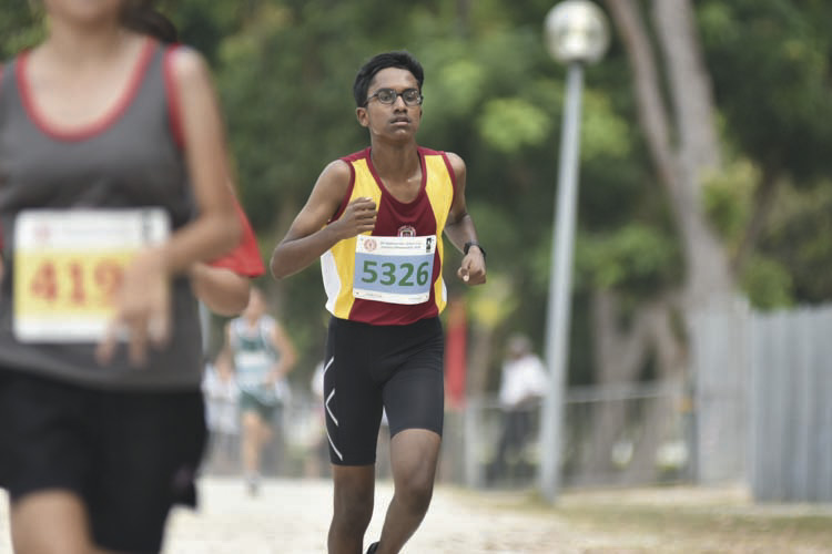 G Shyam Naidu (#5326) of Victoria School came in first with a timing of 13:47 in the C Division Boys. (Photo © Eileen Chew/Red Sports)