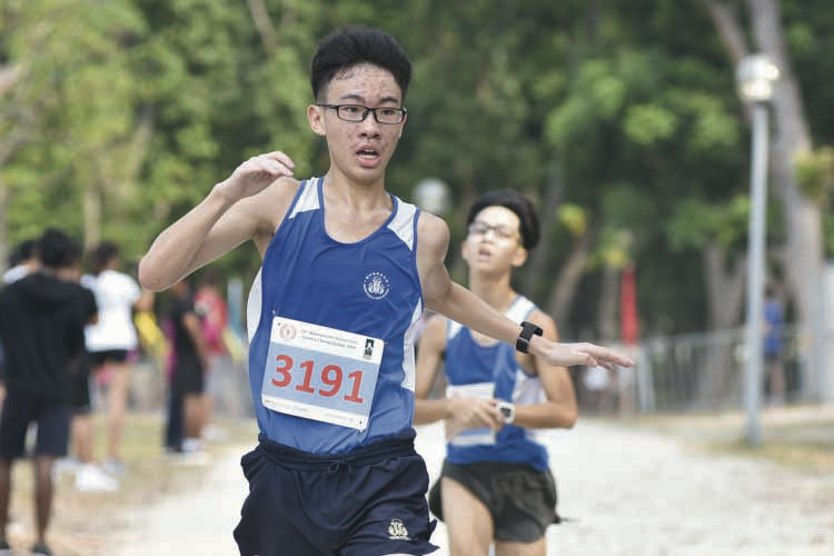 Lim Chun Khai Jon (#3191, on the left) of Maris Stella High School came in sixteenth with a timing of 17:50 in the B Division Boys. (Photo © Eileen Chew/Red Sports)