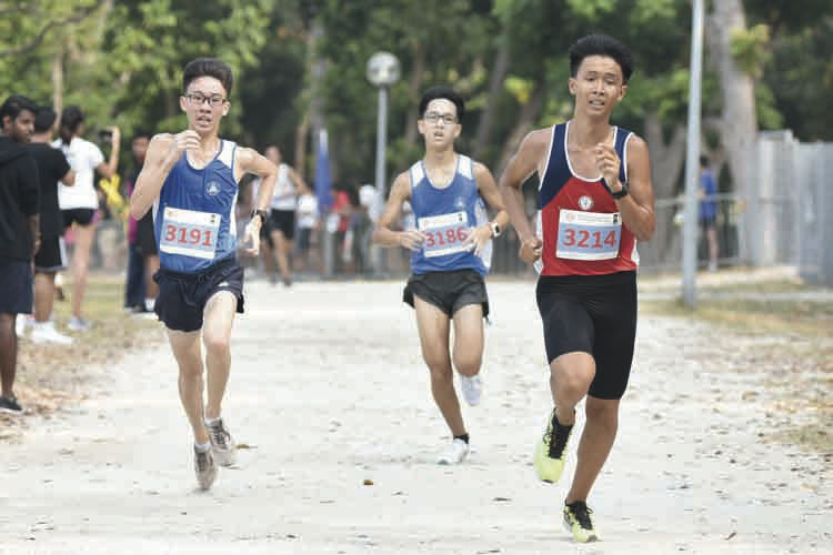 Lim Yu Zhe (#3214, on the right) of Nan Hua High School came in fifteenth with a timing of 17:49 in the B Division Boys. (Photo © Eileen Chew/Red Sports)