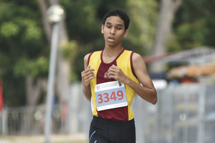 Abu Bakar B Mohd Rafique (#3349) of Victoria School came in fifth with a timing of 17:14 in the B Division Boys. (Photo © Eileen Chew/Red Sports)