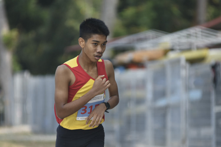 Joshua Rajendran (#3158) of Hwa Chong Institution came in second with a timing of 16:38 in the B Division Boys. (Photo © Eileen Chew/Red Sports)
