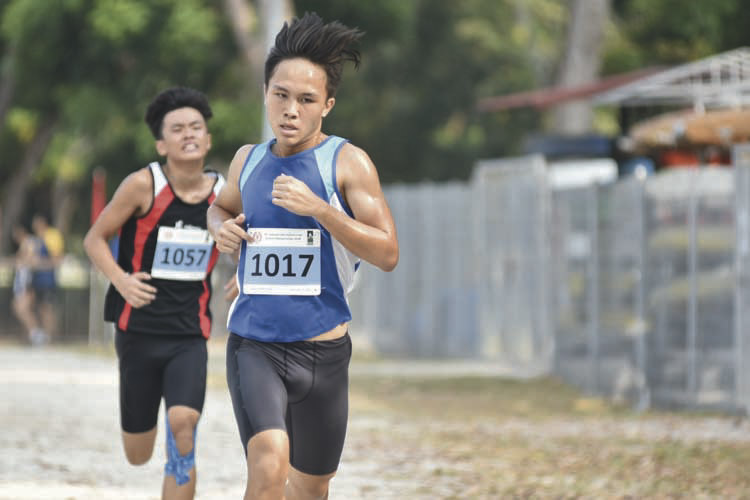 Joseph Hee Jia Liang (#1017, on the right) of Catholic Junior College came in twenty-first with a timing of 18:05 in the A Division Boys. (Photo © Eileen Chew/Red Sports)