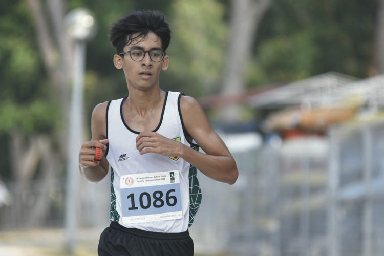 Chadalavada Abhijit (#1086) of Raffles Institution came in eighteenth with a timing of 17:45 in the A Division Boys. (Photo © Eileen Chew/Red Sports)