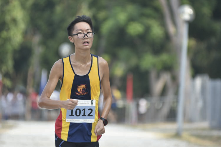 Jonathan Low Yi Wei (#1012) of Anglo-Chinese School Independent came in fifteenth with a timing of 17:29 in the A Division Boys. (Photo © Eileen Chew/Red Sports)