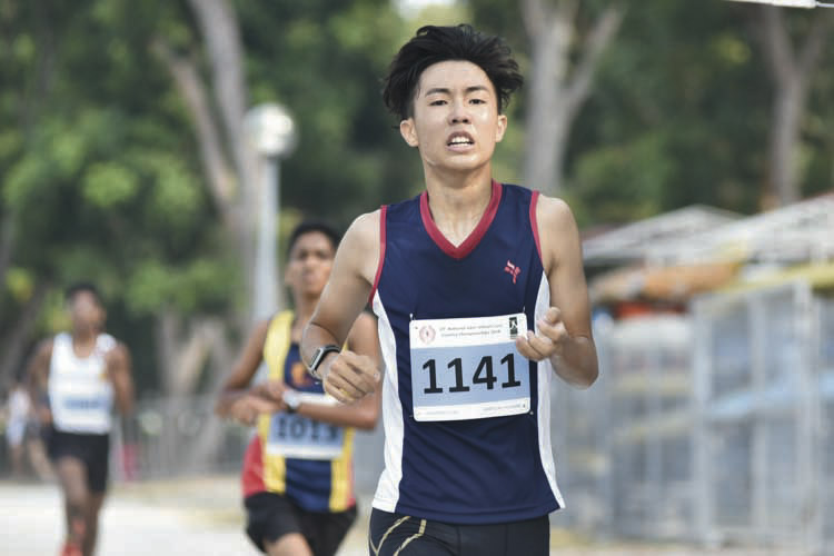 Darren Tan Chongming (#1141) of Yishun Junior College came in tenth with a timing of 17:18 in the A Division Boys. (Photo © Eileen Chew/Red Sports)