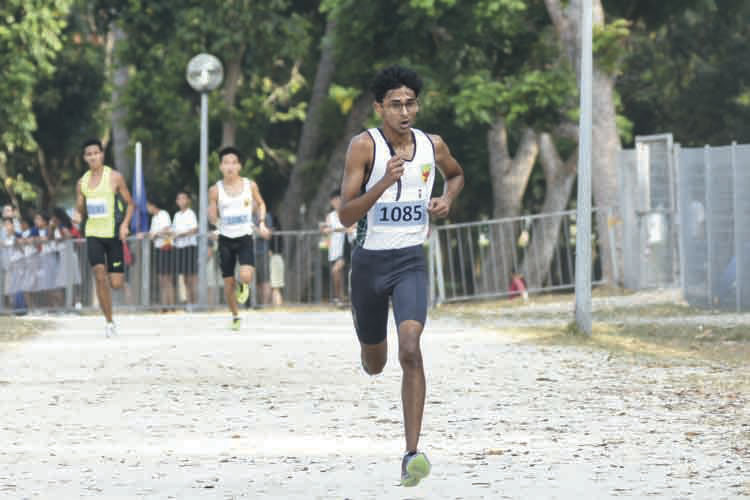 Armand Dhikawala Mohan (#1085) of Raffles Institution came in fifth with a timing of 16:55 in the A Division Boys. (Photo © Eileen Chew/Red Sports)