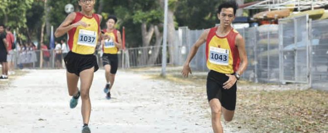 Fang Yiyang (#1037, on the left) of Hwa Chong Institution came in third with a timing of 16:47 in the A Division Boys. (Photo © Eileen Chew/Red Sports)