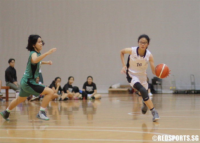 Cassidy Wong (SMS #16) looks to get in the paint against Anglican High. (Photo 10 © Dylan Chua/Red Sports)