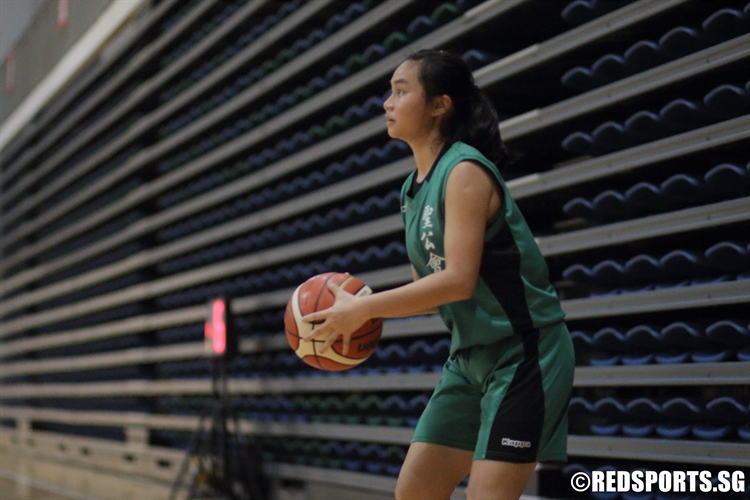 Kimberly Tay (AHS #7) squares up for a three-point attempt. (Photo 8 © Dylan Chua/Red Sports)