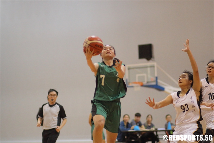 Kimberly Tay (AHS #7) rises for a lay-up on the break. (Photo 6 © Dylan Chua/Red Sports)