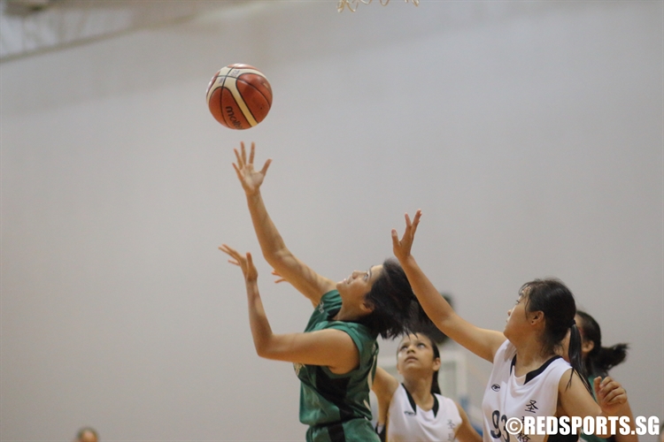 Aw Zi Yann (AHS #11) evades her defender for a reverse lay-up. (Photo 5 © Dylan Chua/Red Sports)