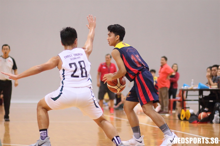 Panca (ACSB #15) looks for options in the front court. (Photo 8 © Dylan Chua/Red Sports)