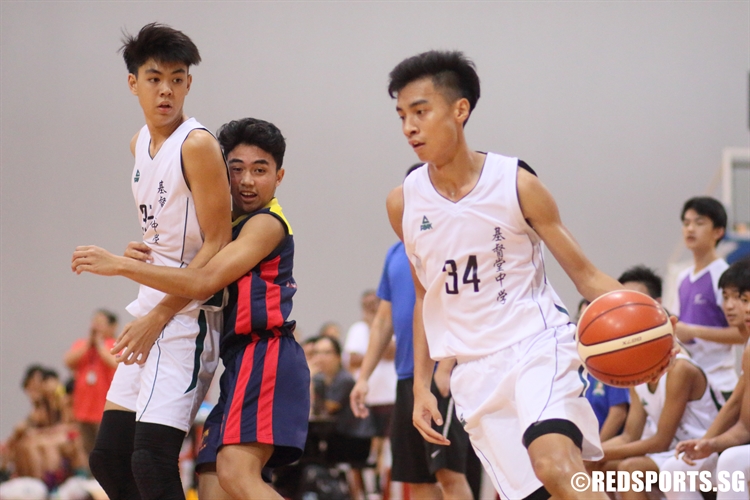 Pan Ming Hui (CHR #34) looks to attack the paint with the help of a screen. The swingman scored 11 points in the win. (Photo 5 © Dylan Chua/Red Sports)