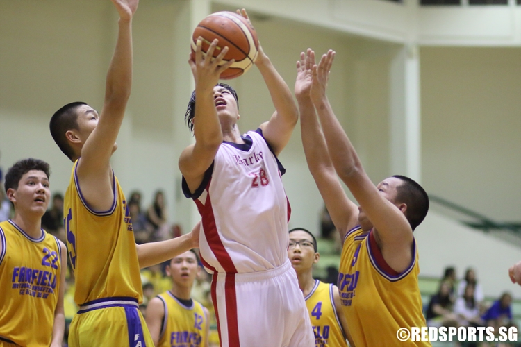 Xavier Tan (ACSB #28) goes for a reverse lay-up in the lane. He bagged 18 points in the win. (Photo 7 © Dylan Chua/Red Sports)
