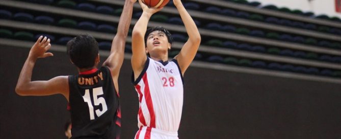 Xavier Tan (#28) rises for a shot over the defense. He led ACSB with 17 points. (Photo © Chan Hua Zheng/Red Sports)