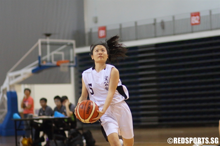 Amabelle Lim (AHS #5) takes aim for a lay-up. (Photo 2 © Dylan Chua/Red Sports)