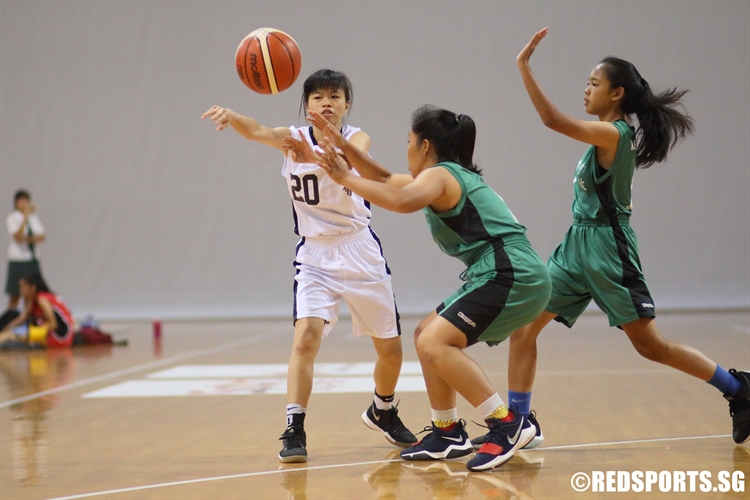 Koh Wei Ting (AHS #20) swings the ball to the corner. (Photo 3 © Dylan Chua/Red Sports)