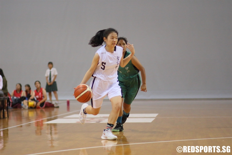 Amabelle Lim (AHS #5) gets past her defender. (Photo 5 © Dylan Chua/Red Sports)