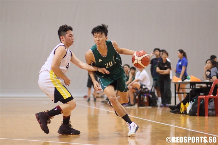 Wong Yi Dian (CHR #20) looks to beat his defender on a drive to the basket. (Photo 3 © Dylan Chua/Red Sports)