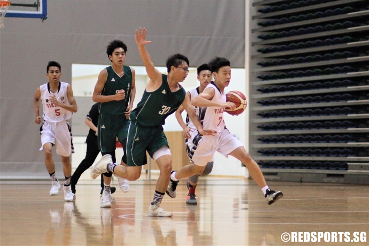 Amos Tai (NV #7) drives through the defense on a fast-break. (Photo © Chan Hua Zheng/Red Sports)