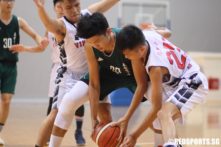 Yeo Yuan Jun (CHR #33) hustling to keep possession of the ball. (Photo © Chan Hua Zheng/Red Sports)