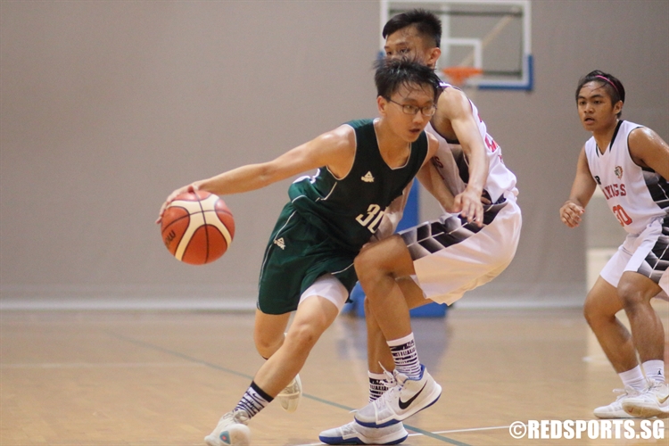 Lin Kai Yao (CHR #30) slashes through the defense. (Photo © Chan Hua Zheng/Red Sports)