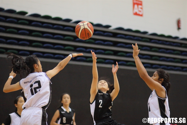  Vernice Lim (CCH #2) goes for a lay-up against RGS. (Photo 8 © Dylan Chua/Red Sports)