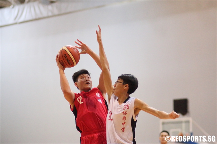 John Ng (Dunman #12) goes up strong in the paint. He scored 13 points against Jurong. (Photo 2 © Dylan Chua/Red Sports)
