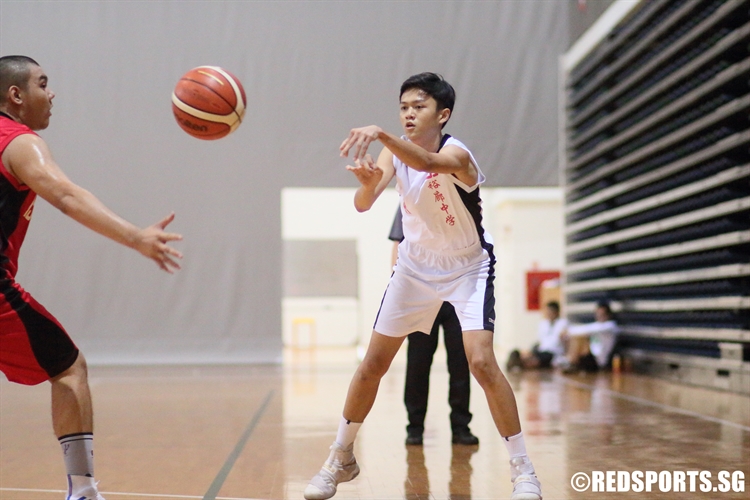 Zong Hao (Jurong #88) passes the ball into the low post. (Photo 11 © Dylan Chua/Red Sports)