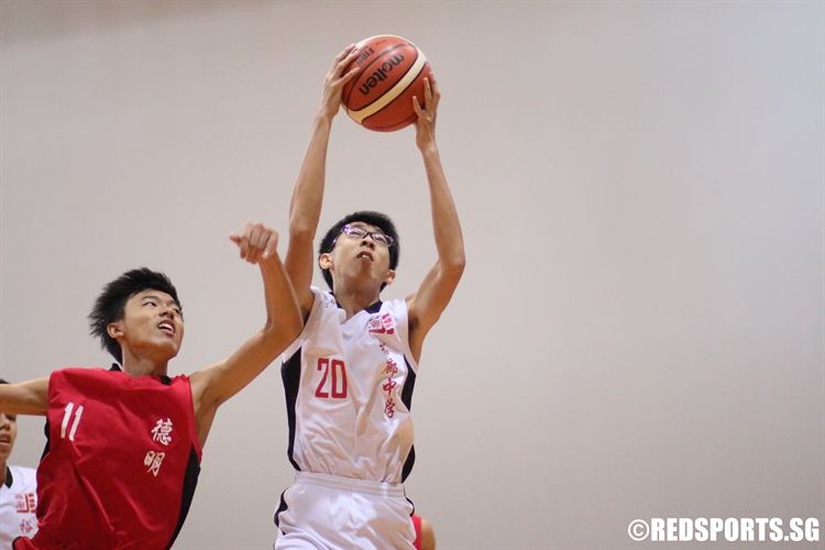 Brandon (Jurong #20) grabs an offensive rebound against Dunman. (Photo 9 © Dylan Chua/Red Sports)