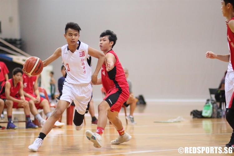 Carlo (Jurong #3) beats his defender on a drive to the hoop. (Photo 10 © Dylan Chua/Red Sports)