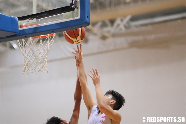 Duncan (Jurong #21) scores from beneath the basket. The big man had 14 points against Dunman. (Photo 6 © Dylan Chua/Red Sports)