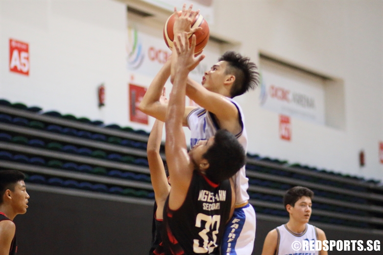 Chiam Ming Yao (FMS #1) shoots a tough contested shot in the paint. (Photo 4 © Dylan Chua/Red Sports)