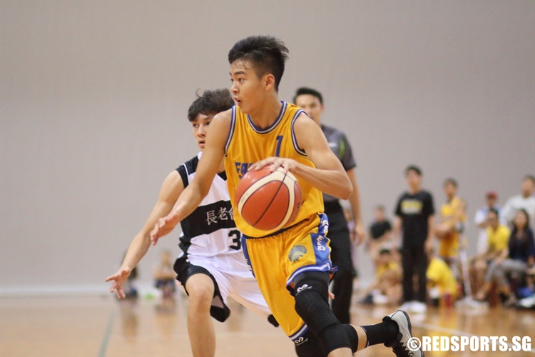 Chiam Ming Yao (FMS #1) beats his defender on a drive to the basket. (Photo 9 © Dylan Chua/Red Sports)