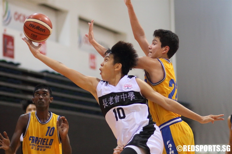 Tang Kah Wai (PHS #10) goes for a lay-up in traffic on his way to a 24-point performance against Fairfield Methodist. (Photo 1 © Dylan Chua/Red Sports)