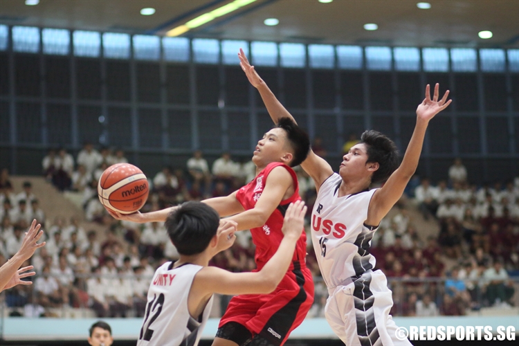 Kunlin (JSS #7) hangs in the air for a contested lay-up. He scored 13 points in the final. (Photo 5 © Dylan Chua/Red Sports)