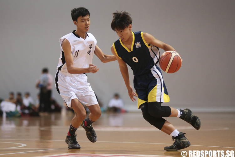 Jackson Kong (#0) of Guang Yang Secondary drives against Moses Peh (#11) of Dunman Secondary. (Photo © Lee Jian Wei/Red Sports)