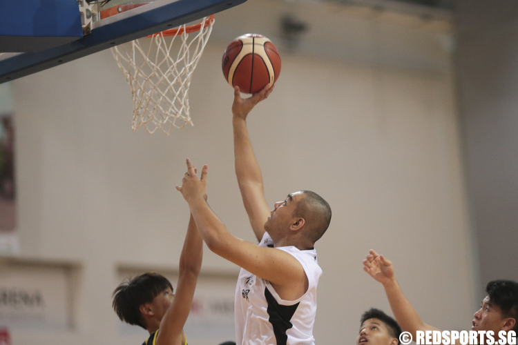 Jespar Parulan (#15) of Dunman Secondary shoots a layup against Guang Yang Secondary. (Photo © Lee Jian Wei/Red Sports)