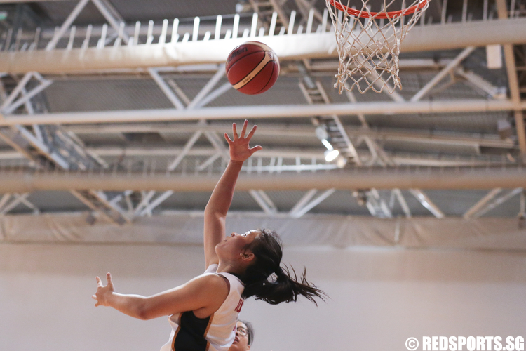 Valerie Lim (#7) of Jurong Secondary shoots a layup against Anglican High. (Photo © Lee Jian Wei/Red Sports)