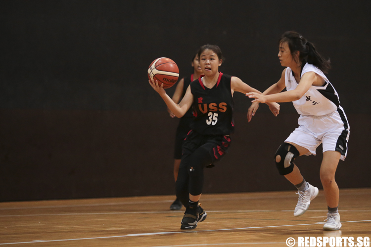 (#35) of Unity Secondary drives against Lin Ying Xin (#8) of Chung Cheng High (Main). (Photo © Lee Jian Wei/Red Sports)